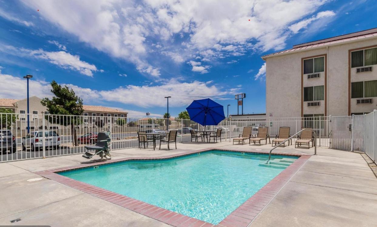 Motel 6-Hesperia, Ca - West Main Street I-15 Bagian luar foto